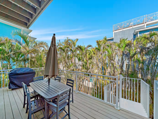 Luxurious Beach Getaway on Anna Maria Island Steps to Beach